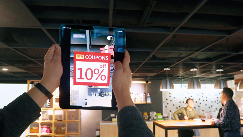 AR在零售業中有許多可能應用，例如，逛街時拿手機掃特定商品，即可獲得折價券，就算消費者在家也能用AR，360度看網拍商品。